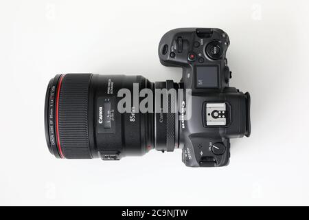 Nuova fotocamera digitale mirrorless Canon r5 su primo piano su sfondo bianco Foto Stock