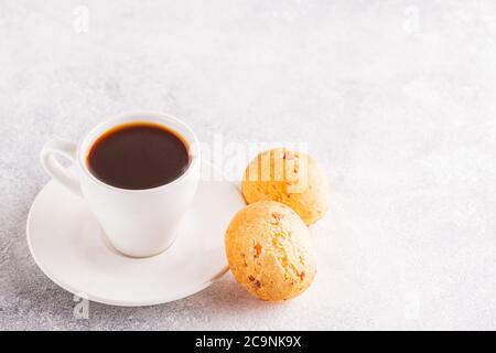 Colazione tradizionale brasiliana - pane e caffè al formaggio, fuoco selettivo. Foto Stock