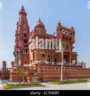 Vista angolare della facciata posteriore del Palazzo Baron Empain, un palazzo storico ispirato al tempio indù cambogiano di Angkor Wat, situato nel quartiere Heliopolis, il Cairo, Egitto Foto Stock