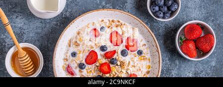 Colazione sana, ciotola con granola di avena, latte e bacche, vista dall'alto. Foto Stock