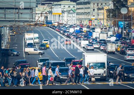 Mosca - Agosto 19, 2016: gruppo di pedoni Sadovaya-Spasskaya cross street mentre le auto girare a sinistra. Questa strada è una parte del giardino Ring Road Foto Stock