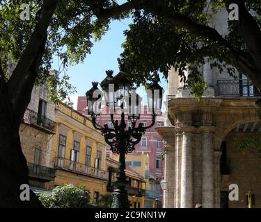 Antichi lampioni a gas sorrdati da splendidi edifici nella vecchia sezione di l'Avana Cuba Foto Stock