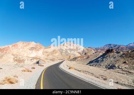 Strada vicino all'Artist's palette, Death Valley National Park, California, USA Foto Stock