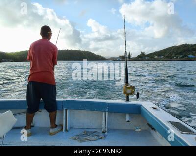 Guardalavaca, Cuba - 11 gennaio 2014 - lasciare il porto per andare a pesca d'altura, mettendo in piedi l'attrezzatura Foto Stock