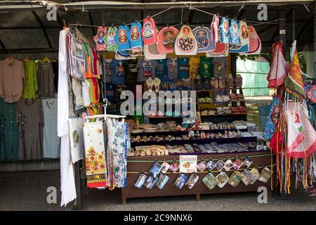 UGLICH, Russia, - 26 luglio 2020, contatori con i souvenir nazionali russi ad una fiera di arte popolare Foto Stock