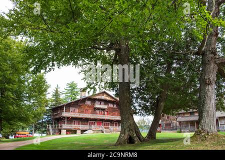 Main Lodge circa 1897, Great Camp Sagamore -ex Vanderbilt Home, Adirondack Mountains, Raquette Lake, New York, Stati Uniti Foto Stock