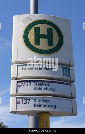 Eine Bushalttestelle der BVG: BVG-Halteselle Falkenseer Platz a Berlino-Spandau Foto Stock