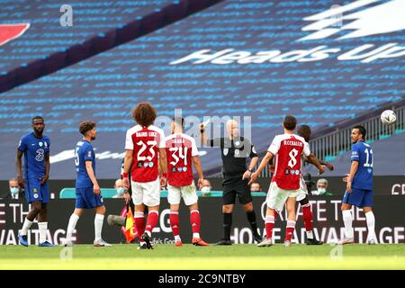 L'arbitro Anthony Taylor (al centro) mostra una carta gialla per Antonio Rudiger di Chelsea (a sinistra) durante la partita finale della Coppa fa Heads Up allo stadio Wembley, Londra. Foto Stock