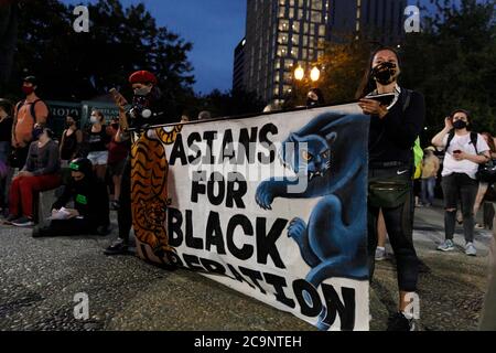 Portland, Stati Uniti. 31 luglio 2020. Oltre mille manifestanti si sono radunati pacificamente presso il tribunale federale di Hatfield a Portland, Oregon, il 31 luglio 2020, per la 65esima notte consecutiva di sostegno alla questione Black Lives. Non sono stati visti ufficiali federali. © John Rudoff 2020 Credit: Sipa USA/Alamy Live News Foto Stock