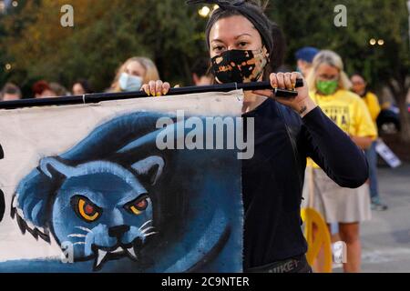 Portland, Stati Uniti. 31 luglio 2020. Oltre mille manifestanti si sono radunati pacificamente presso il tribunale federale di Hatfield a Portland, Oregon, il 31 luglio 2020, per la 65esima notte consecutiva di sostegno alla questione Black Lives. Non sono stati visti ufficiali federali. © John Rudoff 2020 Credit: Sipa USA/Alamy Live News Foto Stock