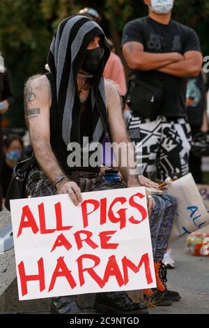 Portland, Stati Uniti. 31 luglio 2020. Oltre mille manifestanti si sono radunati pacificamente presso il tribunale federale di Hatfield a Portland, Oregon, il 31 luglio 2020, per la 65esima notte consecutiva di sostegno alla questione Black Lives. Non sono stati visti ufficiali federali. © John Rudoff 2020 Credit: Sipa USA/Alamy Live News Foto Stock