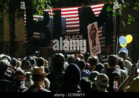 Portland, Stati Uniti. 31 luglio 2020. Oltre mille manifestanti si sono radunati pacificamente presso il tribunale federale di Hatfield a Portland, Oregon, il 31 luglio 2020, per la 65esima notte consecutiva di sostegno alla questione Black Lives. Non sono stati visti ufficiali federali. © John Rudoff 2020 Credit: Sipa USA/Alamy Live News Foto Stock