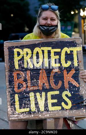 Portland, Stati Uniti. 31 luglio 2020. Oltre mille manifestanti si sono radunati pacificamente presso il tribunale federale di Hatfield a Portland, Oregon, il 31 luglio 2020, per la 65esima notte consecutiva di sostegno alla questione Black Lives. Non sono stati visti ufficiali federali. © John Rudoff 2020 Credit: Sipa USA/Alamy Live News Foto Stock