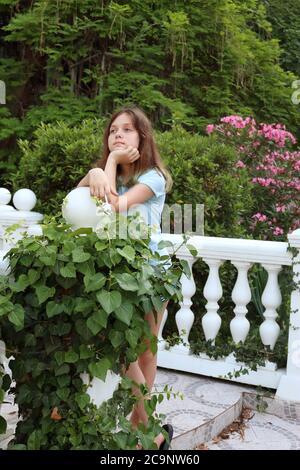 Una ragazza cammina in un parco vicino al palazzo Livadiano. Crimea Foto Stock