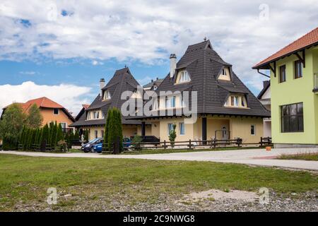 Zlatibor, Serbia - Luglio 25. 2020 casa moderna sulla località di montagna in una giornata estiva soleggiata Foto Stock