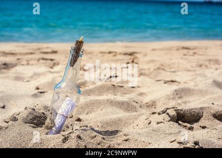 Bottiglia con messaggio su un'isola deserta Foto Stock