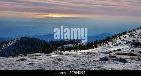 Vista al tramonto sulla foresta nazionale di Angeles dal Mount Baldy Summit Foto Stock