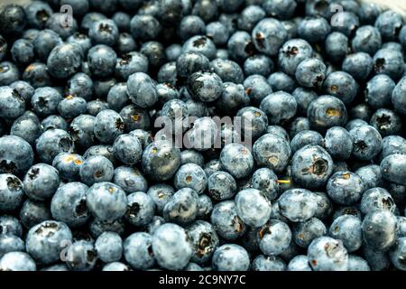 Bacche nere fresche o mirtilli fotografati dall'alto. Primo piano di fragole fresche e salutari. Foto Stock