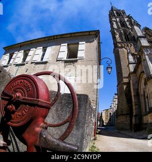 Vecchia pompa dell'acqua e campanile di Notre-Dame de Saint-Père, Saint-Père, Yonne, regione Borgogna-Franche-Comté, Francia. Foto Stock