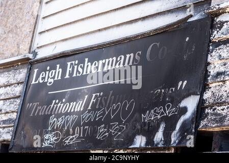 Leigh Fishermans edificio storico cooperativo a Leigh High Street, Old Leigh, Leigh on Sea, Southend, Essex, Regno Unito con danni da incendio arson e graffiti Foto Stock