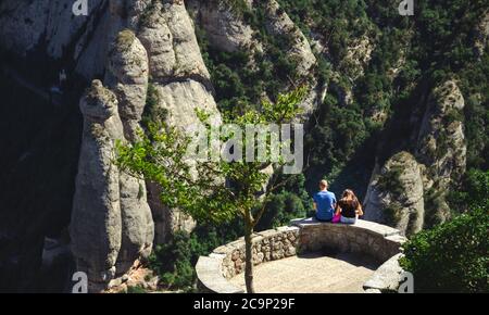 Coppia Goal, un luogo perfetto per sedersi (coraggiosamente) e prendere un po 'di aria fresca, godere di una vista meravigliosa dal monastero di Montserrat a Barcellona, Spagna. Foto Stock
