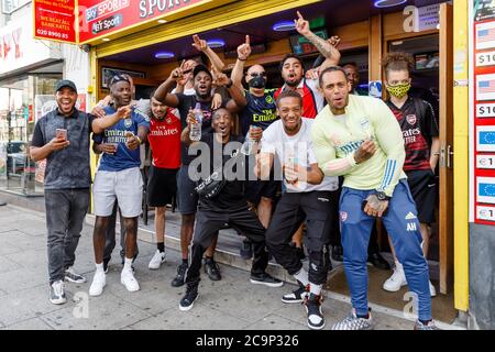 Wembley Park, Londra, Regno Unito. 1 agosto 202020Fanti dell'arsenale che guardano la partita nel Double Six Sports Bar, Wembley Park, festeggiano la vittoria della finale della Coppa fa contro Chelsea. La finale della Coppa fa è stata rinviata dalla sua tradizionale data di appuntamento di maggio a causa della pandemia del Coronavirus Covid-19. A causa delle restrizioni in corso, questa è stata la prima finale della Coppa fa nella sua storia ad essere tenuta in uno stadio vuoto, in quanto non sono stati autorizzati tifosi. Amanda Rose/Alamy Live News Foto Stock