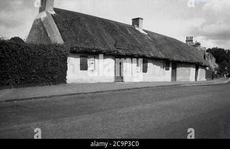 Anni '50, storico, esterno di 'Burns Cottage', Alloway, Ayr, Scozia, la prima casa del poeta nazionale scozzese, Robert Burns, che è nato lì 25 gennaio 1759. Il cottage è stato costruito nel 1757 da suo padre William Burness. Foto Stock