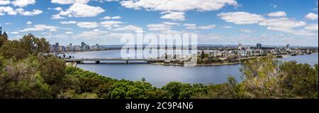 Panorama del Fiume Swan e del quartiere Centrale degli Affari di Perth da Kings Park, Perth, Australia, il 25 Ottobre 2019 Foto Stock