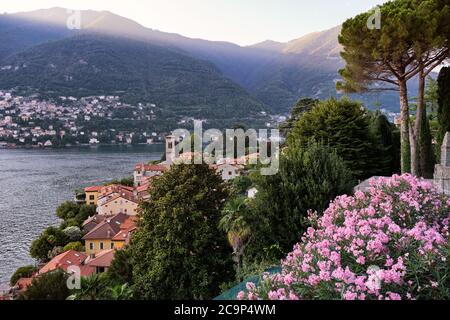 Suggestivo angolo del paese di Torno al tramonto estivo, Lago di Como, Lombardia, Laghi Italiani, Italia, Europa Foto Stock