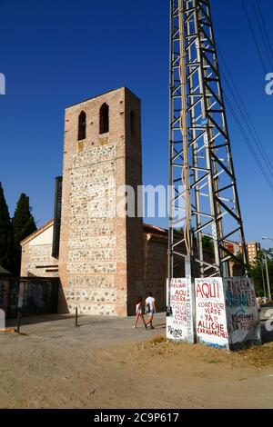 Hermitage di Santa María la Antigua e graffiti sulla base di pilone che chiedono un corridoio verde tra i quartieri di Caranbanchel e Aluche, Madrid Foto Stock