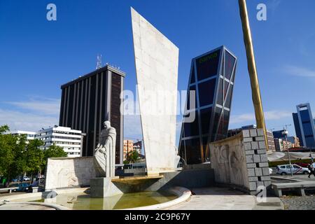 Monumento a Jose Calvo Sotelo, una delle porte d'Europa / KIO Towers sul lato destro, Plaza Castilla, Madrid, Spagna Foto Stock