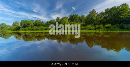 Le rive dell'Emajogi (fiume Madre) a Tartu, la seconda città più grande dell'Estonia. E il centro intellettuale del paese, sede della nazione o Foto Stock