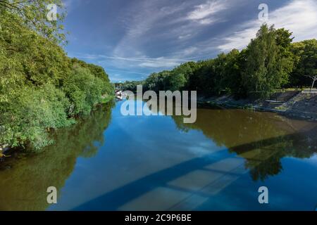 Le rive dell'Emajogi (fiume Madre) a Tartu, la seconda città più grande dell'Estonia. E il centro intellettuale del paese, sede della nazione o Foto Stock