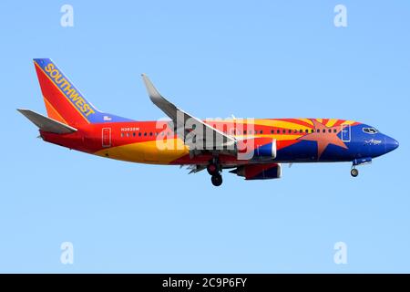 Southwest Airlines Boeing 737-300 in arrivo all'aeroporto di Los Angeles LAX. Livrea speciale bandiera Arizona in aereo. Aereo registrato come N383SW. Foto Stock