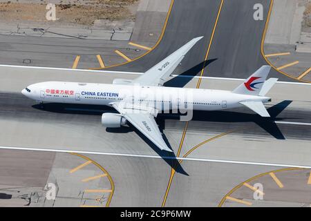 China Eastern Airlines Boeing 777 con partenza dall'aeroporto di Los Angeles, vista aerea degli Stati Uniti. 777-300 aeromobili registrati come B-2001. Compagnia aerea dalla Cina. Foto Stock