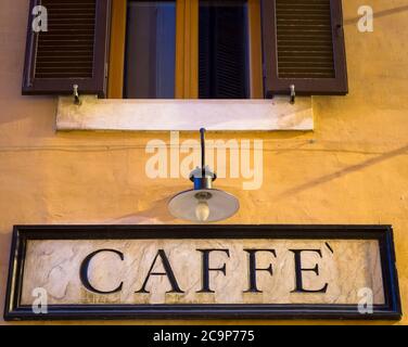 Roma, Italia. Tradiotional stile vintage caffè segno sulla parete. Foto Stock