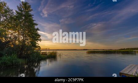 Tramonto mozzafiato nel Parco Nazionale di Lahemaa, Estonia,. Il parco più grande dell'Estonia. Fu il primo parco nazionale dell'ex Unione Sovietica. Foto Stock