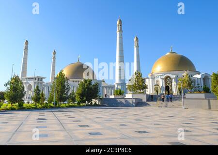 Moschea Turkmenbashi Ruhy e Mausoleo di Saparmurat Niyazov (Gypjak) ad Ashgabat, Turkmenistan. Cupole d'oro e minareti alti. Costruito da Bouygues. Foto Stock