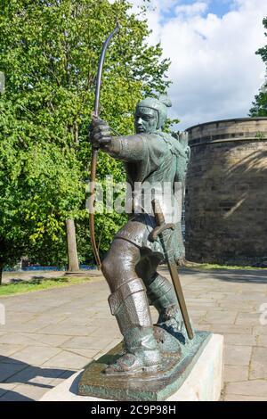 Statua di Robin Hood, Castello di Nottingham, Castle Road, Nottingham, Nottinghamshire, Inghilterra, Regno Unito Foto Stock