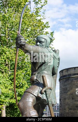 Statua di Robin Hood, Castello di Nottingham, Castle Road, Nottingham, Nottinghamshire, Inghilterra, Regno Unito Foto Stock