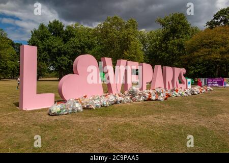 Una campagna su Wandsworth Common per incoraggiare le persone a portare la loro cucciolata a casa dopo diverse settimane di littering nel tempo caldo Foto Stock