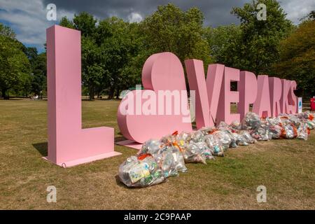 Una campagna su Wandsworth Common per incoraggiare le persone a portare la loro cucciolata a casa dopo diverse settimane di littering nel tempo caldo Foto Stock