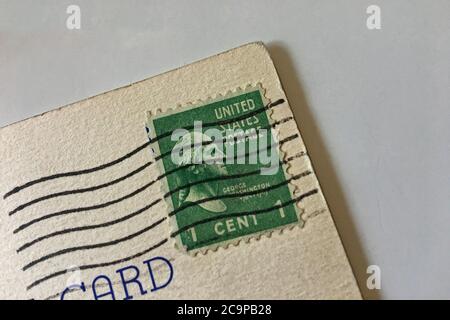 Un francobollo degli Stati Uniti per un centesimo usato per inviare una cartolina in 1949. Foto Stock