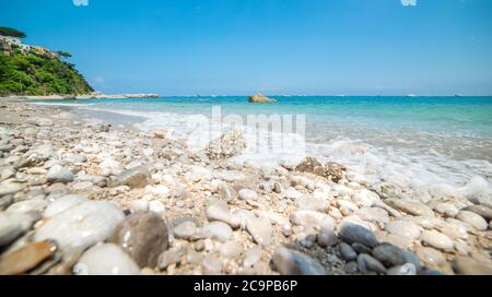 Ciottoli nella spiaggia di Marina Grande visto da terra. Capri, Italia Foto Stock