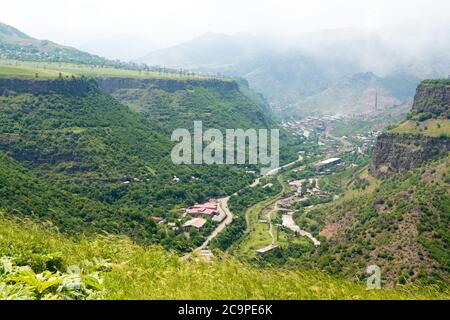 Alaverdi, Armenia - Sentiero escursionistico che porta dal Monastero di Haghpat al Monastero di Sanahin, un famoso paesaggio nel villaggio di Akner, Alaverdi, Armenia. Foto Stock