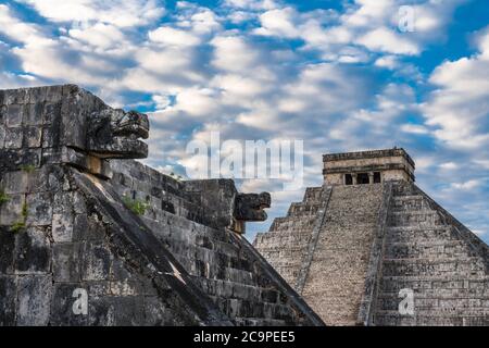 La piattaforma di Venere di fronte a El Castillo o il Castello nelle rovine della grande città maya di Chichen Itza, Yucatan, Messico. Foto Stock