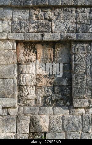 Bassorilievo sculture in pietra sulla piattaforma di Venere nel Gruppo Ossuario nelle rovine della grande città maya di Chichen Itza, Yucatan, Messico. Foto Stock