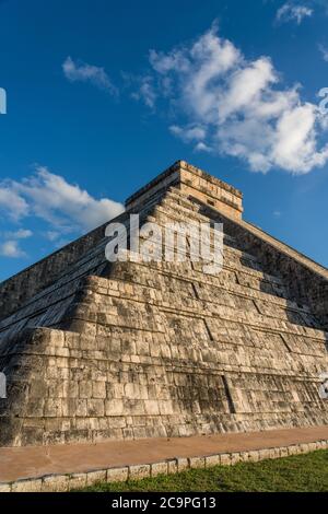 El Castillo, il Castello o il Tempio di Kukulkan è la più grande piramide nelle rovine della grande città maya di Chichen Itza, Yucatan, Messico. Foto Stock