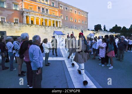 Cambio di guardia al Palazzo reale Vecchio, Atene, Grecia Foto Stock