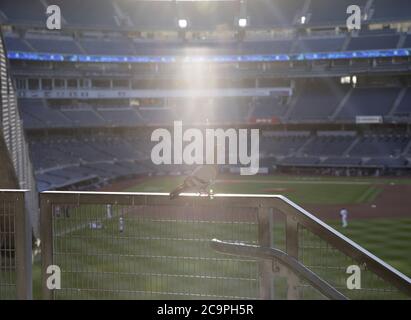 Bronx, Stati Uniti. 01 agosto 2020. Un piccione si siede su una ferrovia nei bleachers outfield prima che i New York Yankees giochino il Boston Red Sox allo Yankee Stadium sabato 1 agosto 2020 a New York City. Foto di John Angelillo/UPI Credit: UPI/Alamy Live News Foto Stock